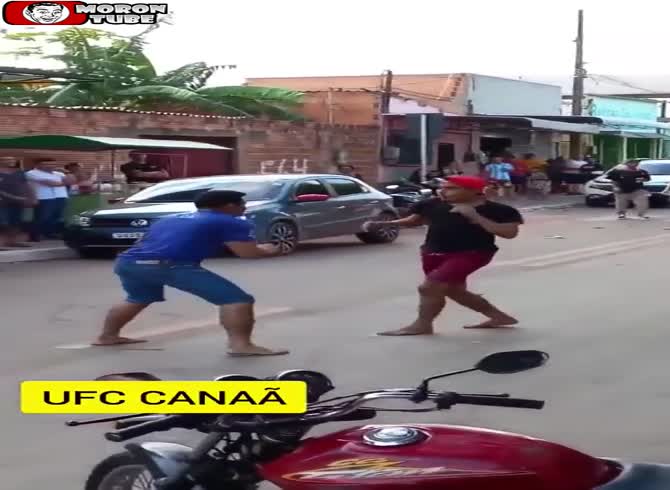 Video :He pays for playing the fool during a fight right away!